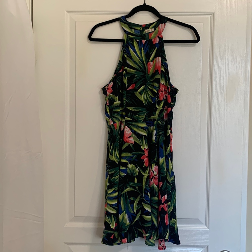Hollister/Size M/ Black w/ Tropical Hibiscus 🌺 Pattern. Sleeveless. Zip up left
